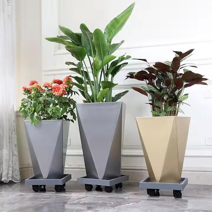 Macetas sobre bases de madera: una tendencia en decoración de interiores